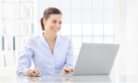 Woman workin on a computer
